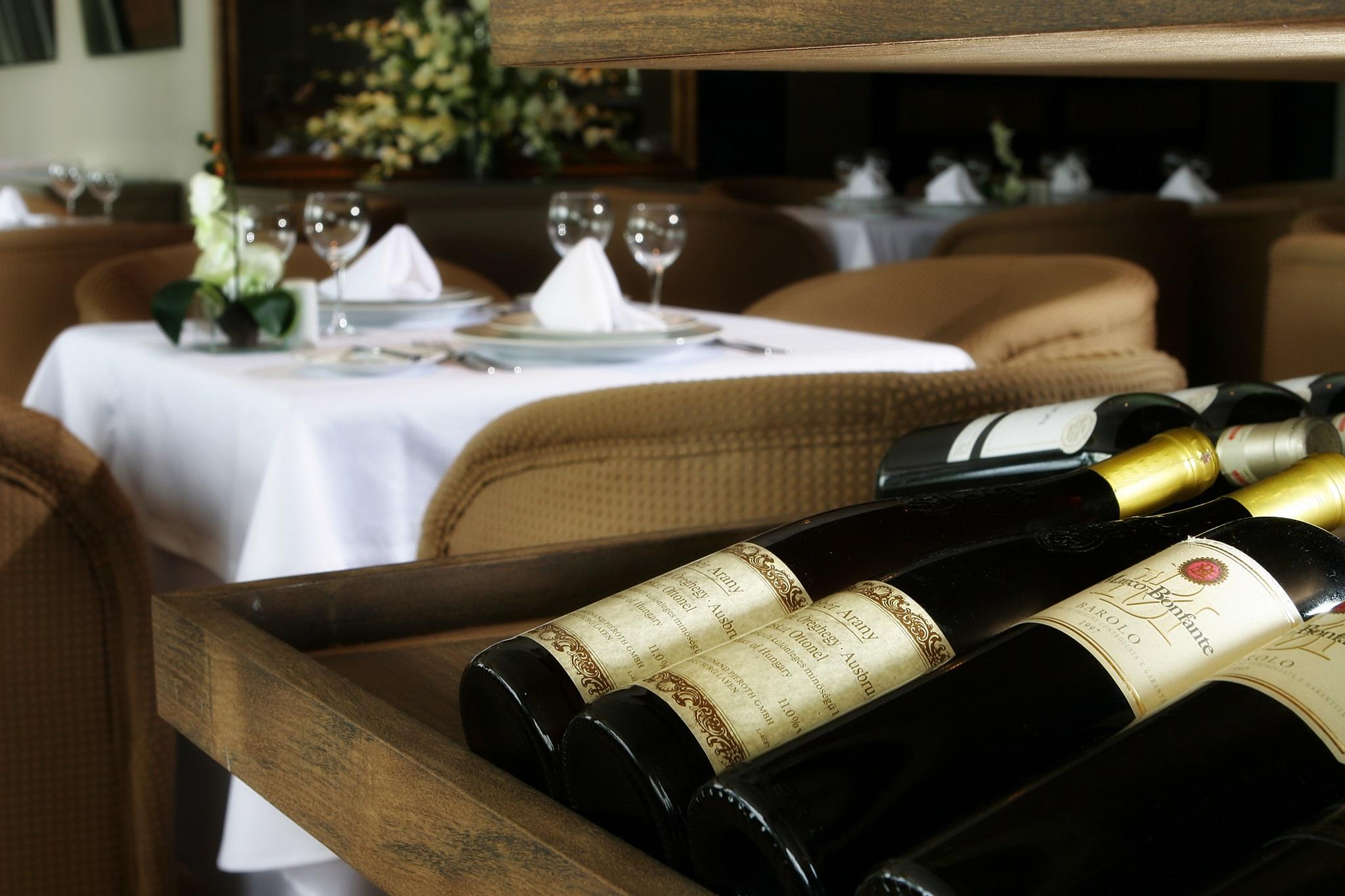 Marina Park Hotel Fortaleza  Bagian luar foto Wine bottles in a wine rack